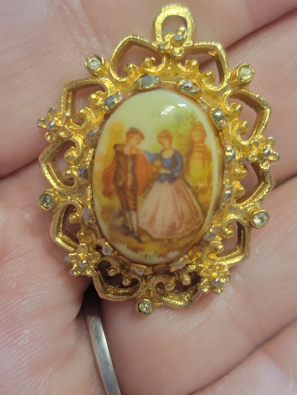 Vintage Fragonard-Style Porcelain Courting Couple Cameo – Ornate Gold Tone